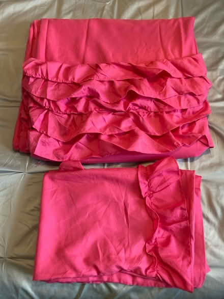 Photo of free Pink dbl duvet set (Swindon SN5) #1