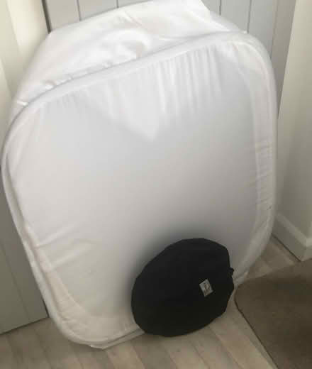 Photo of free Pop up photography tent and lamps (KT23 Great Bookham) #1