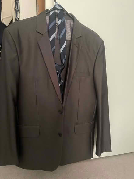 Photo of free Men’s suit and tie (TW4) #1