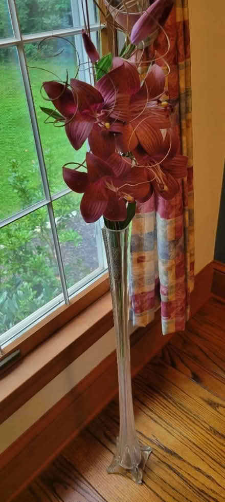 Photo of free Mauve flowers in tall pedestal (Newark) #1
