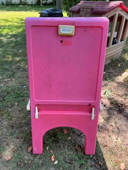 Photo of free Outdoor/indoor easel for kids (19067) #1