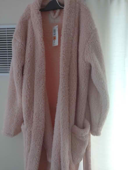 Photo of free fluffy snuggly wrap type thing (GU22) #1
