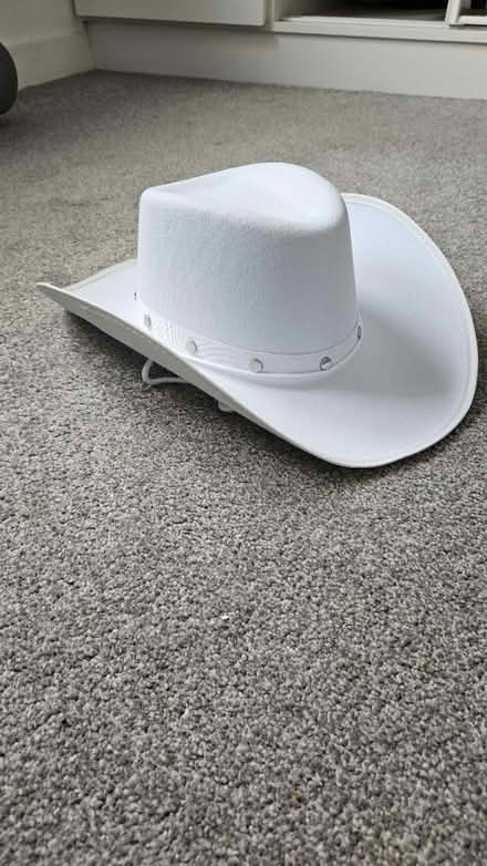 Photo of free White cowboy hat (Barden Park, Tonbridge) #1