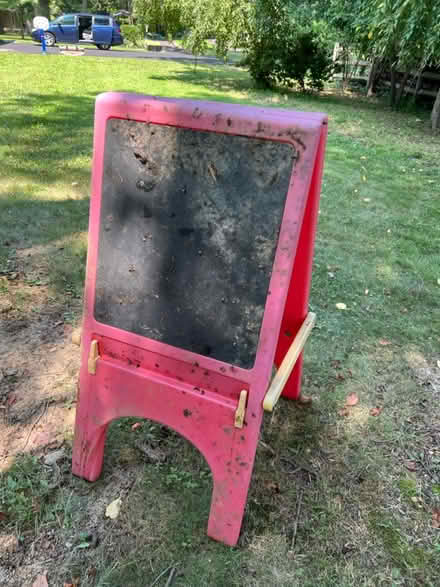 Photo of free Outdoor/indoor easel for kids (19067) #2