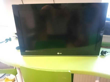 Photo of free LG 30" TV + Wall mount & Remote (Havant PO9) #3