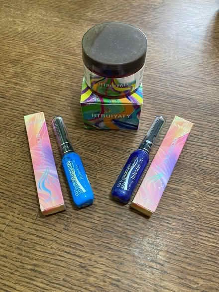 Photo of free Hair Mascara, 2 blues + tub pink (Putnoe MK41) #1