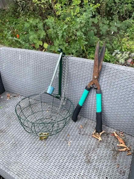 Photo of free Hanging basket with bracket (Steventon OX13) #1