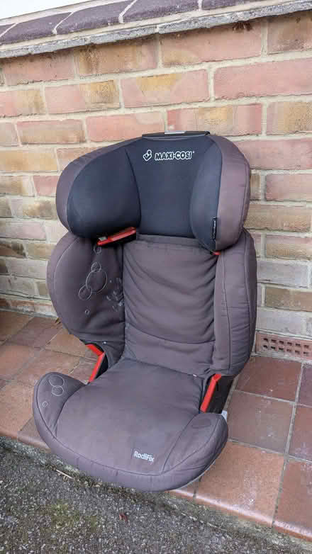 Photo of free Maxi Cosi car seat with back (Wickham PO17) #1
