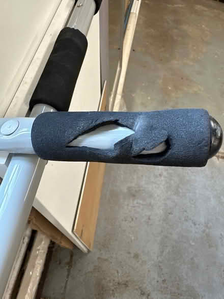 Photo of free Over door chin-up bar (Windlesham GU20) #2