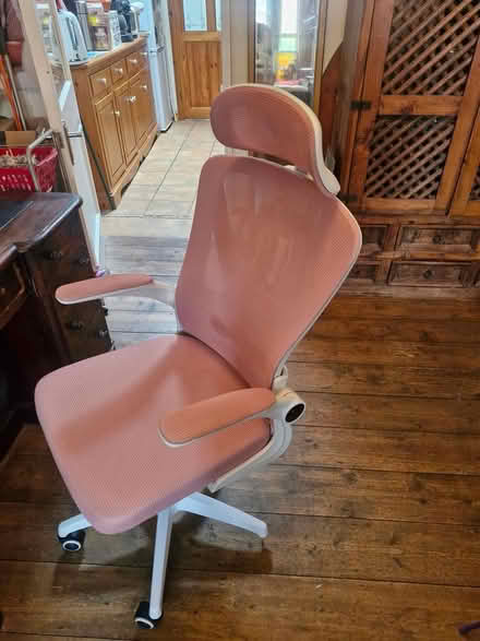 Photo of free Desk chair (Sharpness) #1