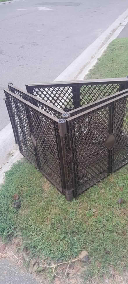 Photo of free Sectional Dog Crate (22 Thirty Eighth Street, Etob) #2
