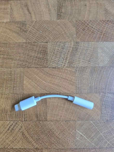 Photo of free Apple lighting to 3.5mm audio (EN5) #1
