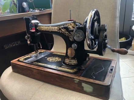Photo of Singer hand crank sewing machine (High Green, S35) #1