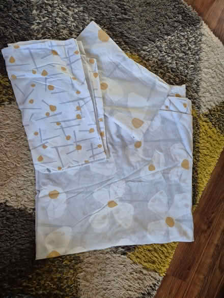 Photo of free King-size Daisy Duvet cover and 2 pillow covers) (Minster Lovell OX29) #1