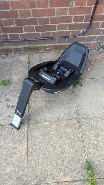 Photo of free Maxi Cosi - ISO Fix base for car (TW9) #1