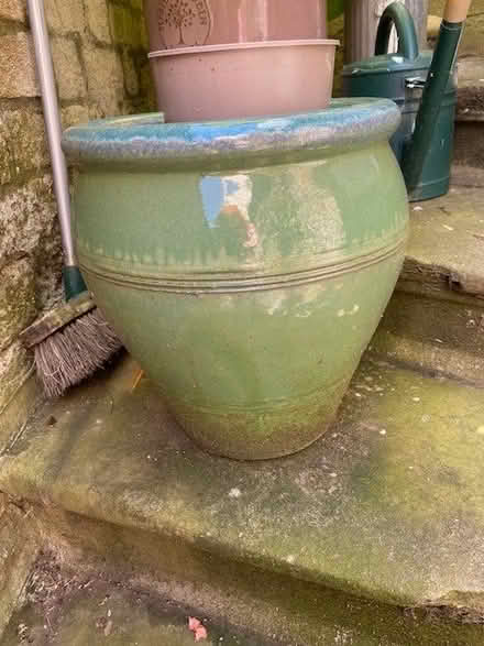 Photo of free Heavy 'ceramic' plant pot & various plastic ones (Malvern WR14) #1