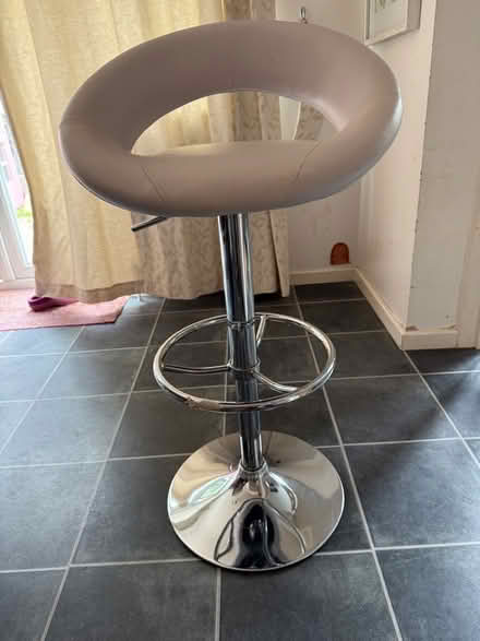 Photo of free Bar stool, height adjustable, white faux leather (Marshalswick AL4) #4
