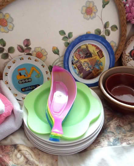 Photo of free Job lot household items - plates, towels, trays, bowls, mat (Bingham NG13) #4