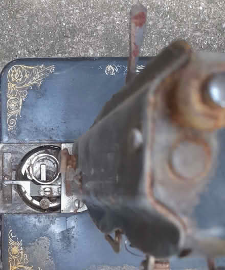 Photo of free Old electric singer sewing machine (Havant PO9) #2