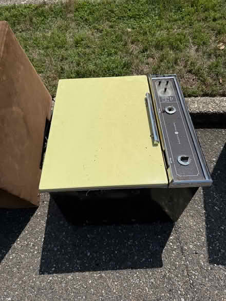 Photo of free Old working oven (8 Eagle lane Hauppauge) #1