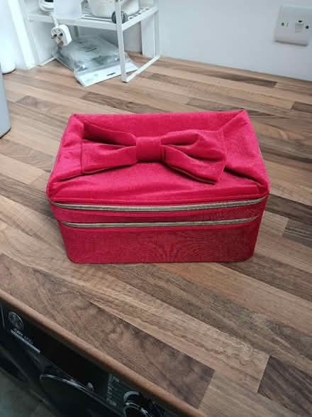Photo of free Estee lauder case (Wollaton ng8) #2