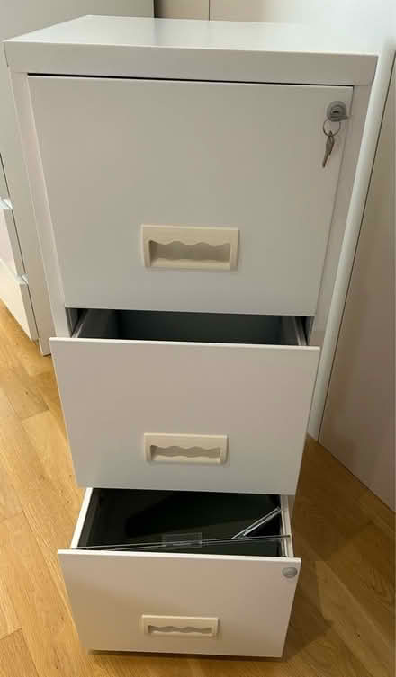 Photo of free White filing cabinet 3 drawers (Earls Court SW5) #2