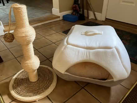 Photo of free cat scratch post and enclosed bed (Reading) #1