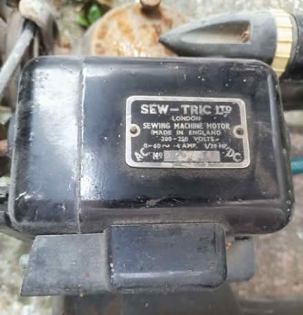Photo of free Old electric singer sewing machine (Havant PO9) #3