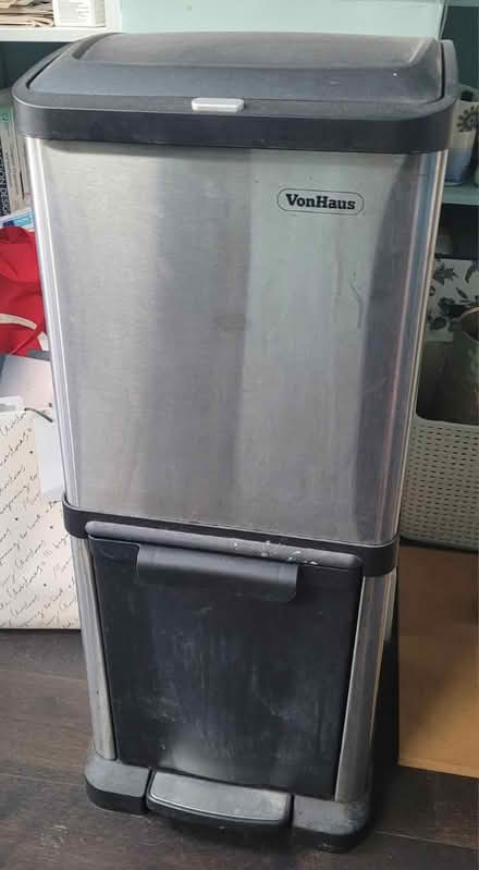 Photo of free recycling/ rubbish kitchen bin (Morden (near Ravensbury Park)) #1