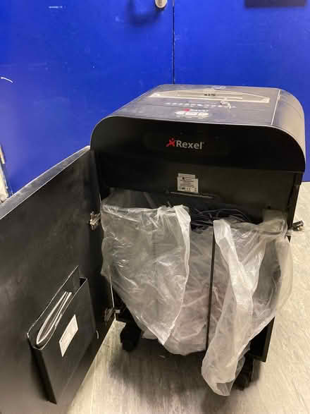 Photo of free Large office shredder - MAY NOT BE WORKING (New England Quarter BN1) #4