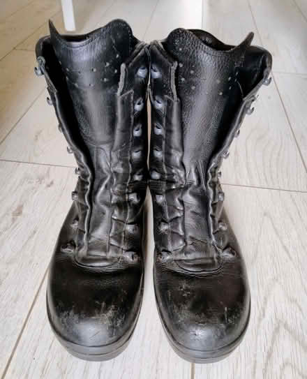 Photo of free Para boots size 9 (Crookes S10) #1