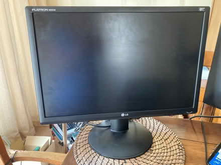 Photo of free LG Flatron W2234S Monitor 24 inches (Lamorbey DA15) #1