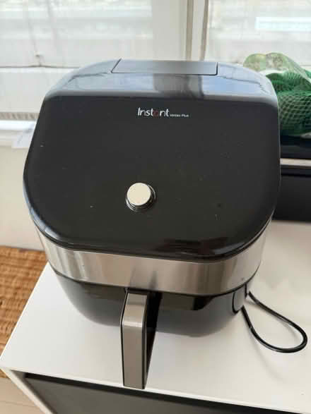 Photo of free Air Fryer (LED lights glitching) (Kew Bridge Road) #2