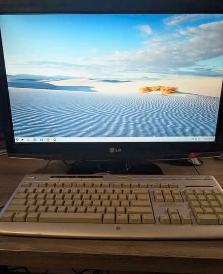 Photo of free Computer Linux with monitor and kb (Terrebonne) #1