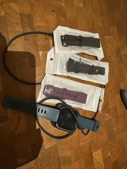 Photo of free Fitbit versa and replacement straps (Blackheath SE13) #2