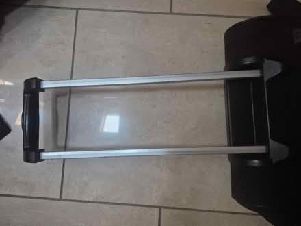 Photo of free Holdall with wheels and handle (Friern Barnet N11) #4
