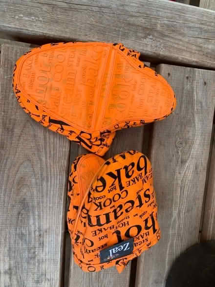 Photo of free Pair of “Zeal” Oven Mitten 100% cotton upper silicon inner (Northfield B31) #3