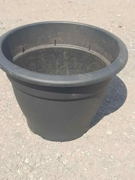 Photo of free Black plastic plant pot 11" diameter 9" tall (Pengam NP12) #1