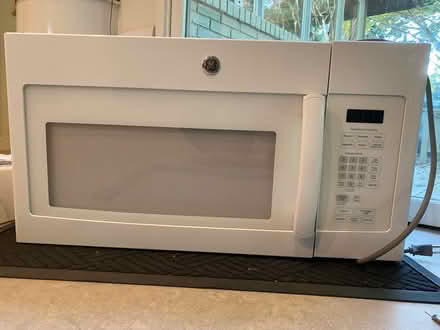 Photo of free Microwave oven w exhaust (Cambridge Dr in Dunwoody) #1