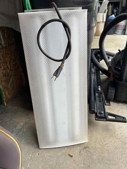 Photo of free shop light 2 bulb (New Hudson) #1