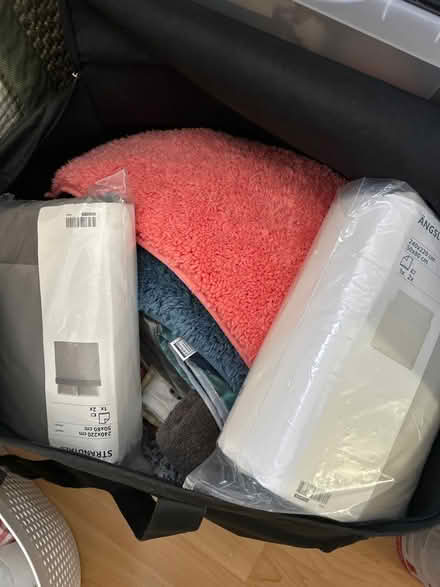 Photo of free Bedding, towels and bath mats. (Battersea SW11) #3