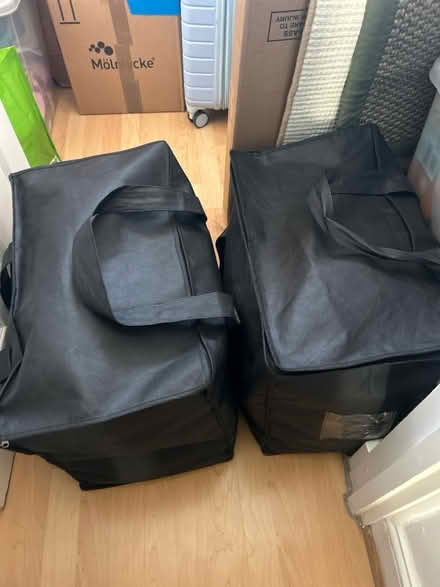 Photo of free Bedding, towels and bath mats. (Battersea SW11) #1