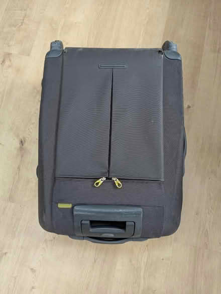Photo of free Samsonite suitcase in grey (Kenpshott RG22) #4