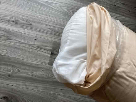 Photo of free “V” shaped synthetic pillow with cream case (Bussage GL6) #2