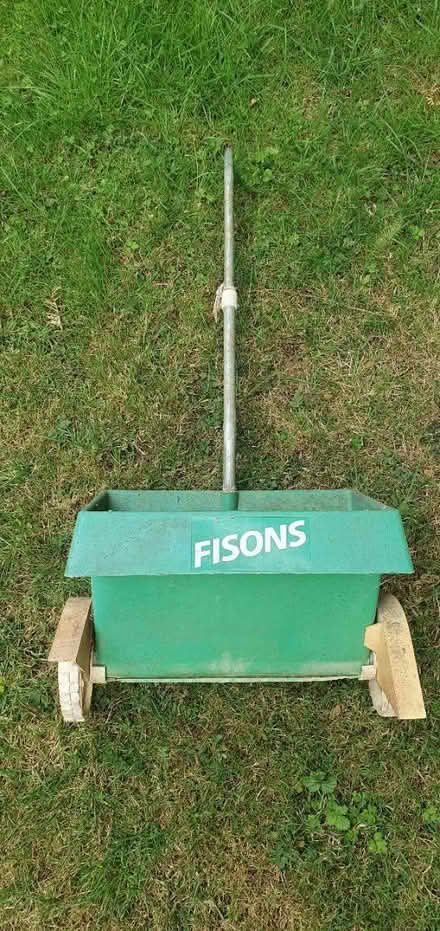 Photo of free Lawn feed/weed spreader (Warden Hill) #1