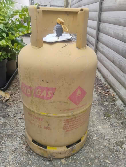 Photo of free Butane gas bottle (Fareham PO15) #1