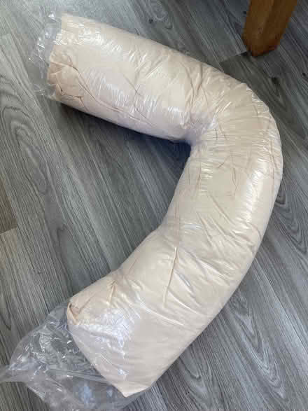 Photo of free “V” shaped synthetic pillow with cream case (Bussage GL6) #1