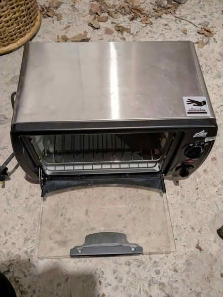Photo of free Mini toaster oven and grill (Clieves Hills L39) #2