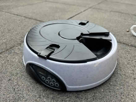 Photo of free Automatic pet cat feeder (West Hampstead NW6) #1