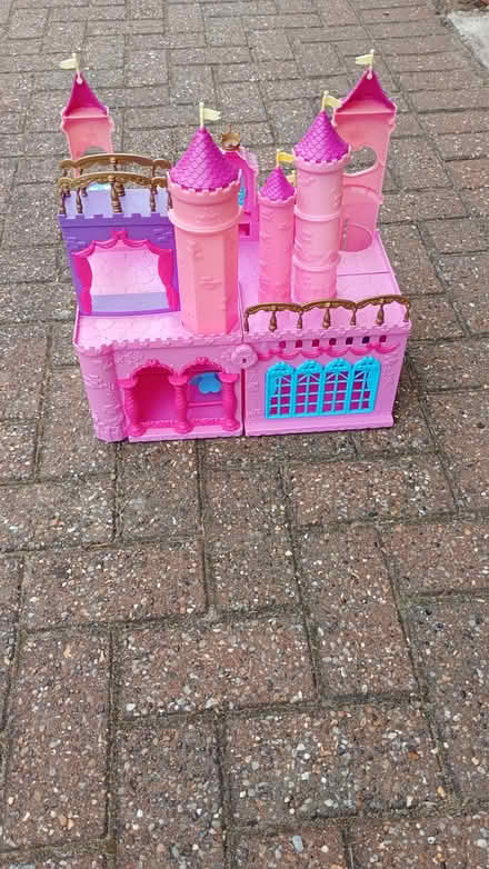 Photo of free Barbie Castle (L25) #2